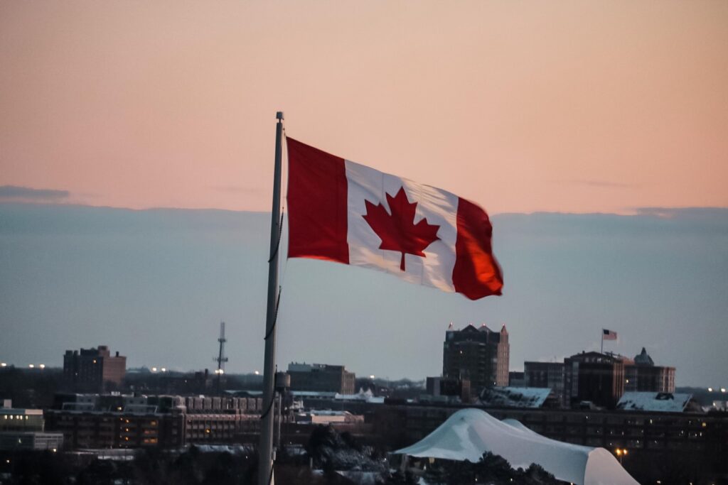 علم كندا اول ماتراه بعد السفر إلى كندا