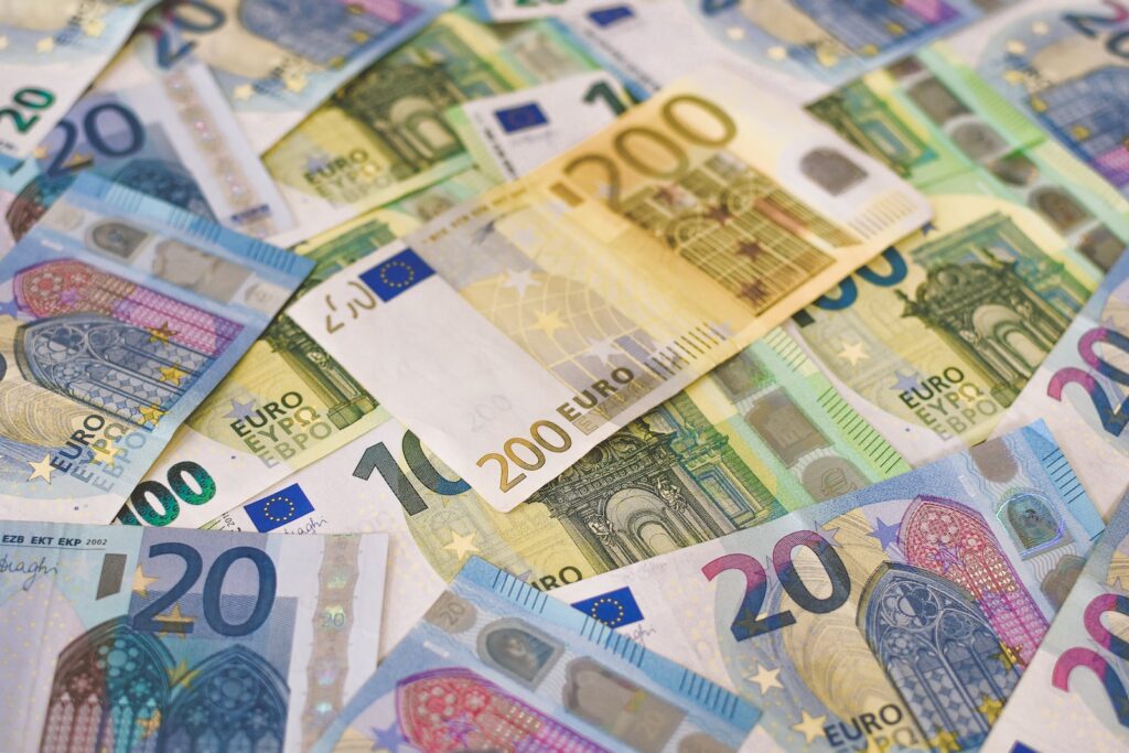 عملات ورقية لليورو توضح الفئات المسموح لها الحصول على تاشيرة هولندا